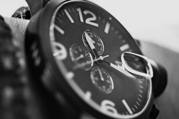 grossaufnahme armbanduhr schwarz weiss batteriewechsel